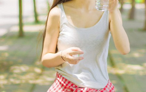 新生儿大便发绿什么原因（新生儿大便发绿什么原因导致的）